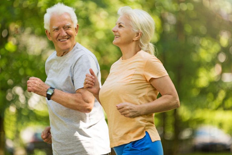 9 hábitos saludables para adultos mayores activos
